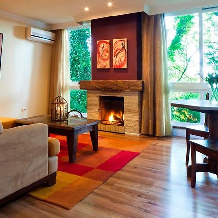 Varanda Das Bromelias Spa Gramado Zewnętrze zdjęcie A living room with a fireplace