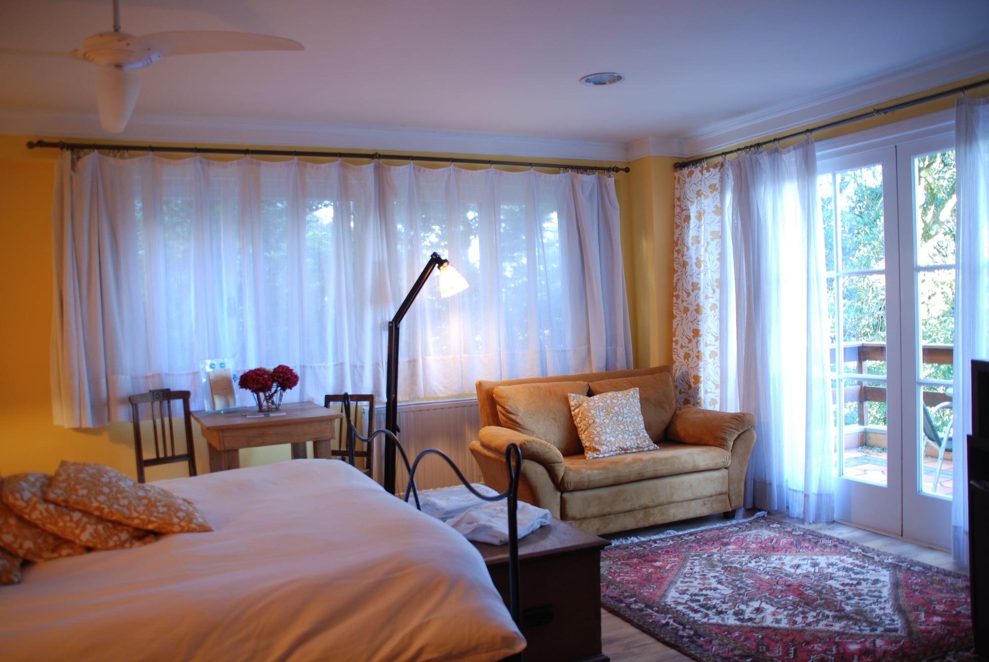 Varanda Das Bromelias Spa Gramado Zewnętrze zdjęcie A bedroom with a sheer curtain