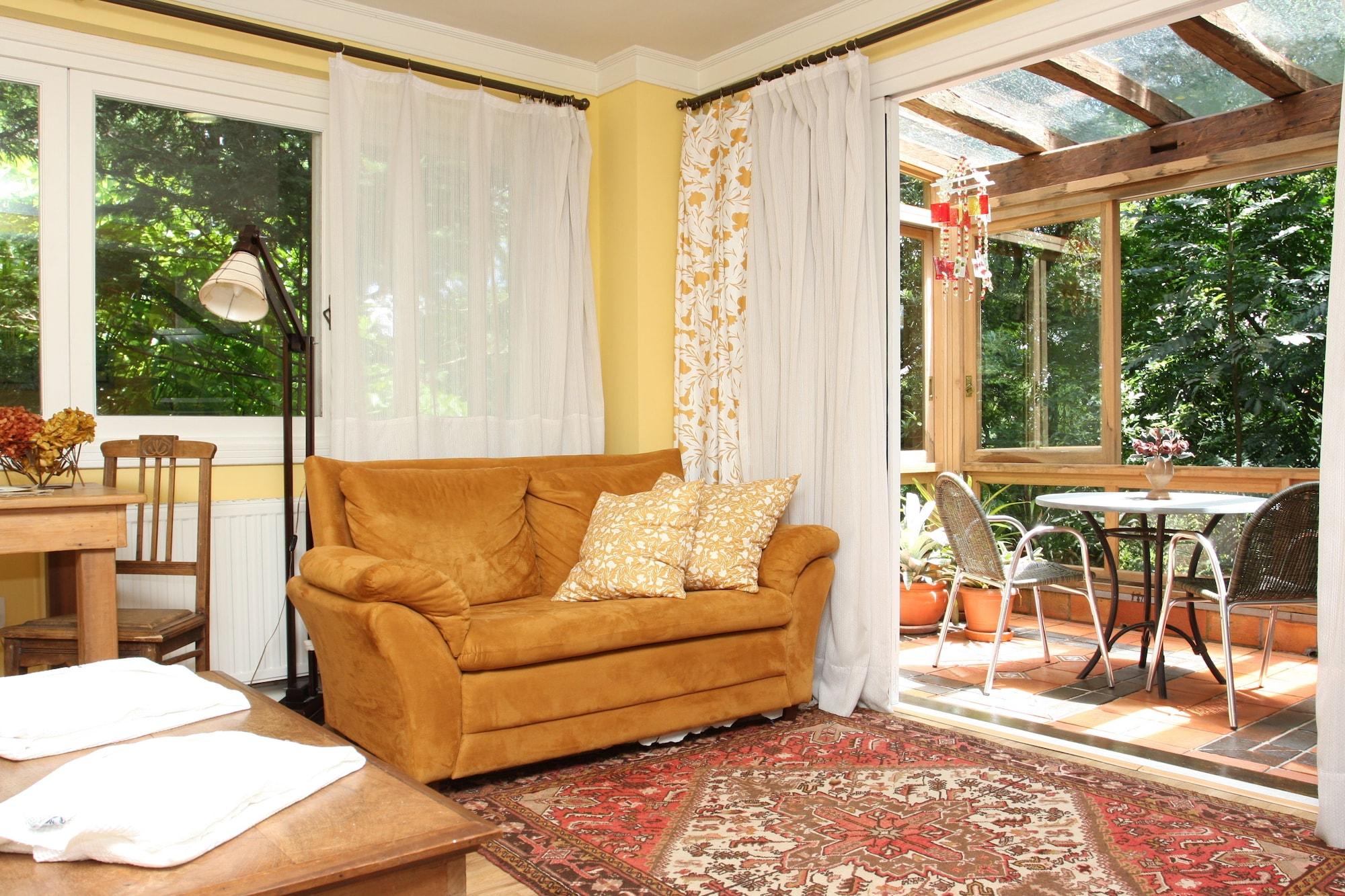 Varanda Das Bromelias Spa Gramado Zewnętrze zdjęcie A living room with a sofa