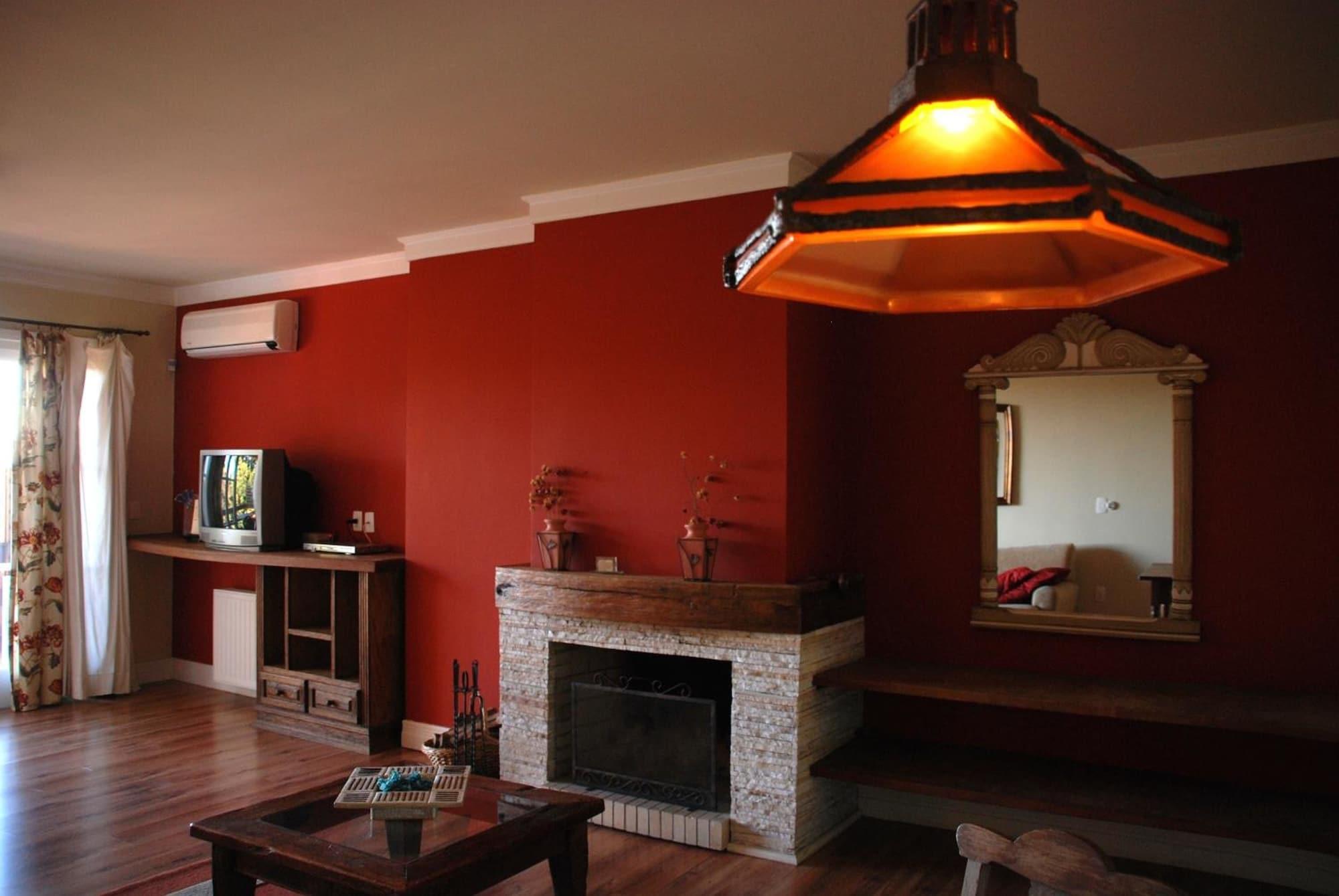 Varanda Das Bromelias Spa Gramado Zewnętrze zdjęcie A living room with a fireplace