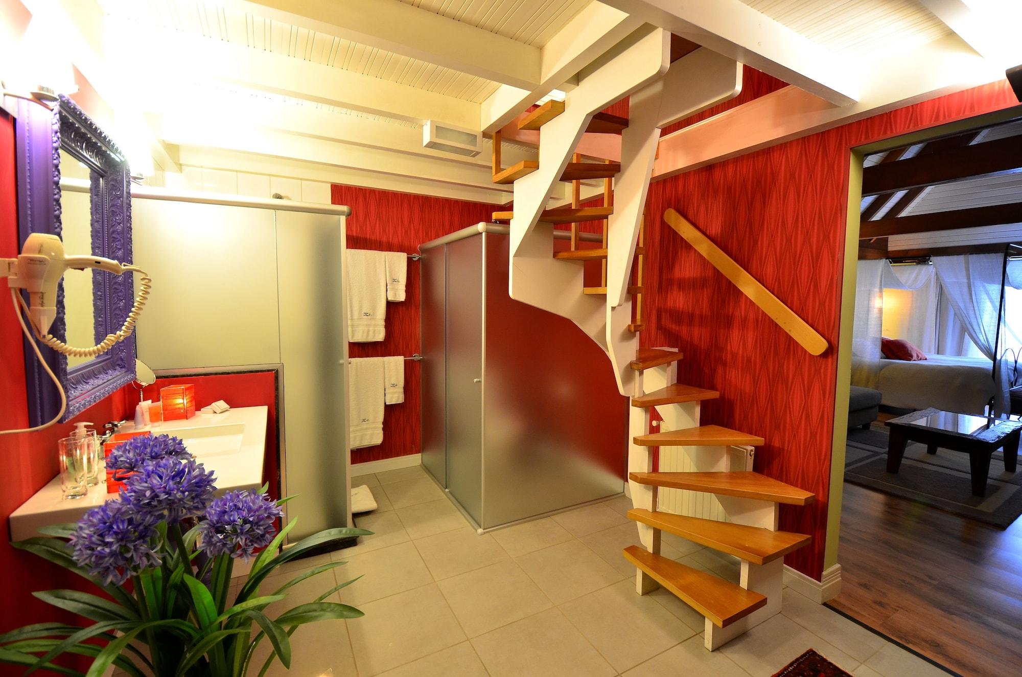 Varanda Das Bromelias Spa Gramado Zewnętrze zdjęcie A staircase in a micro apartment