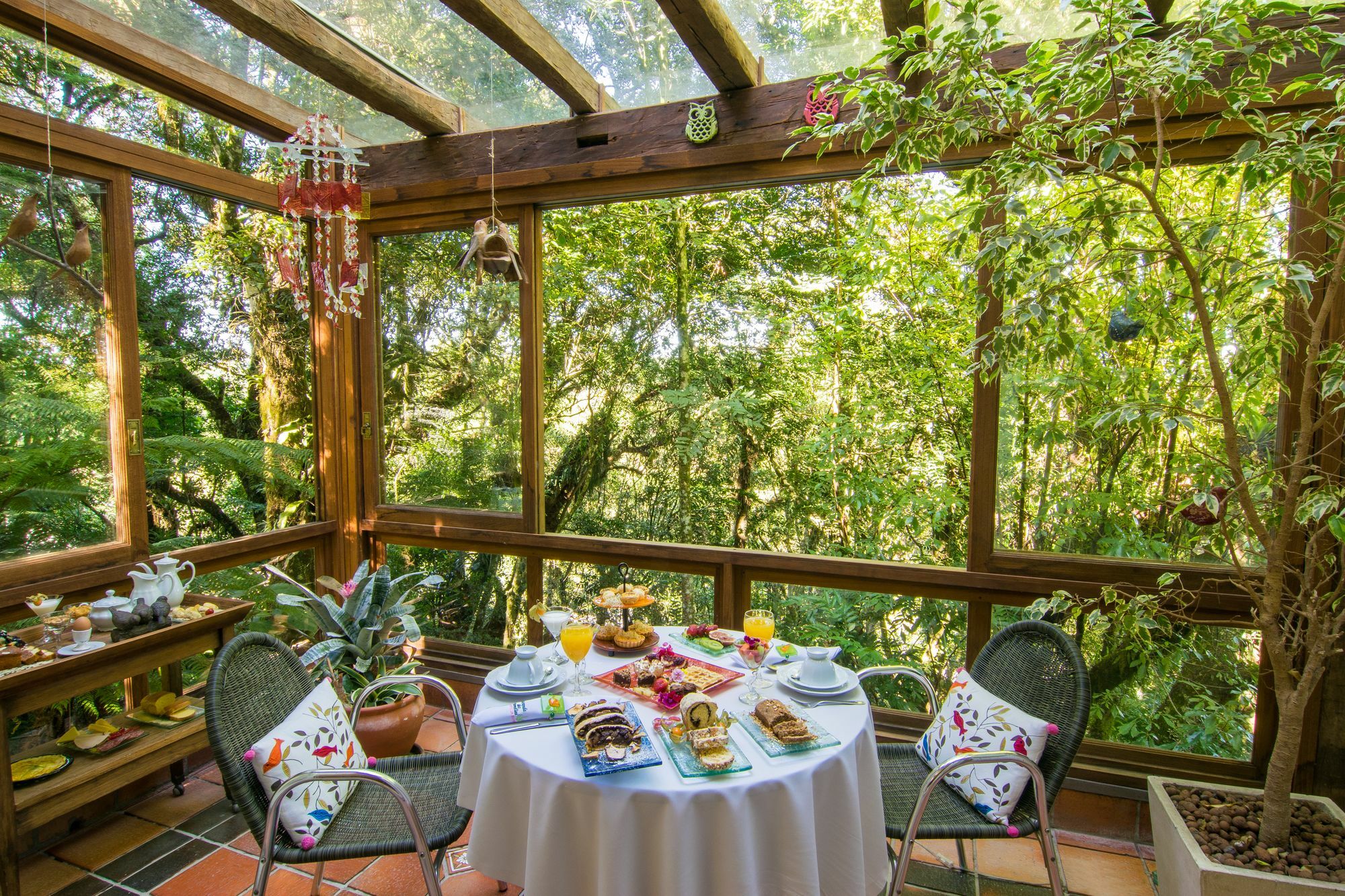 Varanda Das Bromelias Spa Gramado Zewnętrze zdjęcie A breakfast table in the Pergola